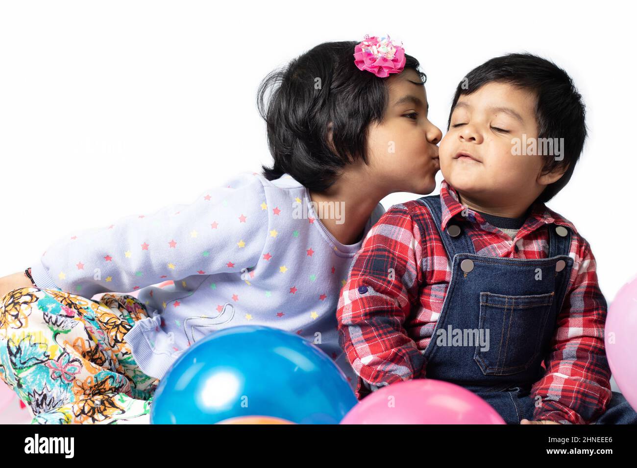 Asian Indian anziano suor Kisses Fratello toddler. Fratelli, Amore, fiducia, affetto, cura, Compagno, innocenza, divertimento, godimento, tenerezza, Insieme Foto Stock