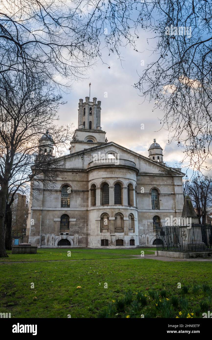 St George-in-the-East Church, una chiesa anglicana dei primi 18th secolo costruita in stile barocco inglese, Wapping, Tower Hamlets, Londra, Regno Unito Foto Stock