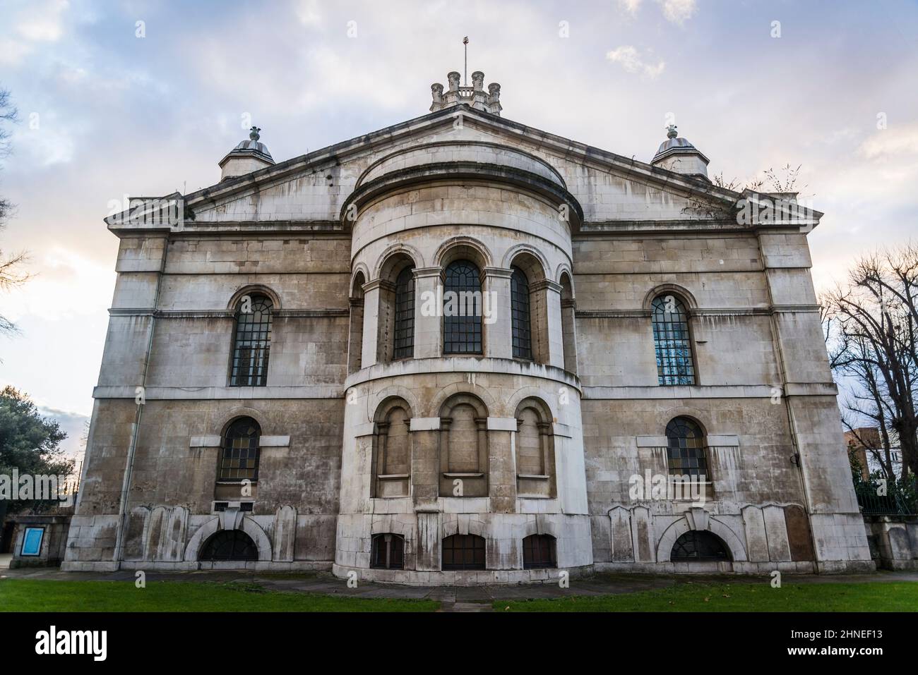 St George-in-the-East Church, una chiesa anglicana dei primi 18th secolo costruita in stile barocco inglese, Wapping, Tower Hamlets, Londra, Regno Unito Foto Stock