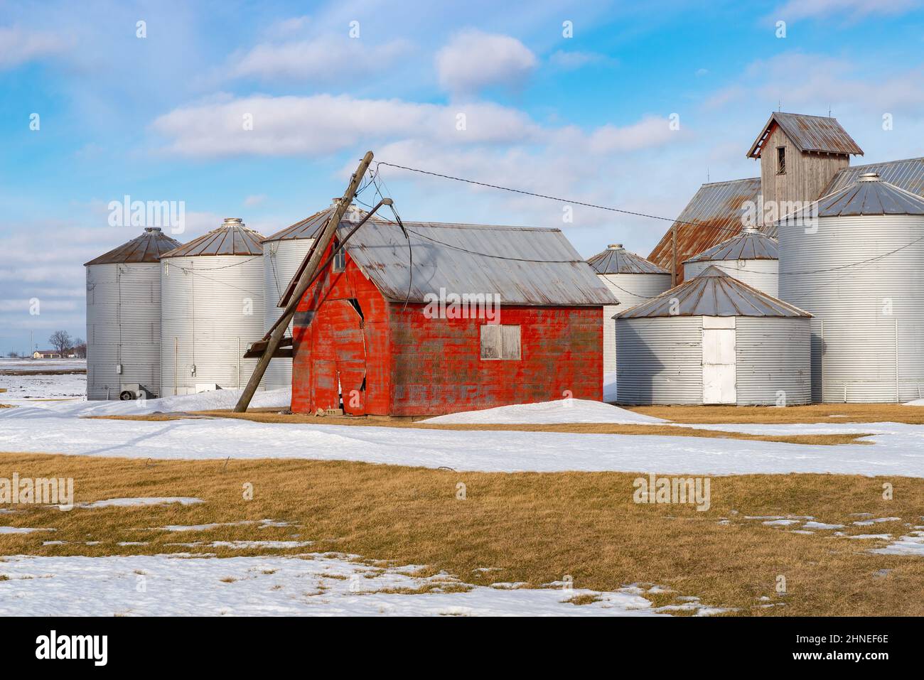 Vecchi fienili e silos in Midwest rurale. Foto Stock