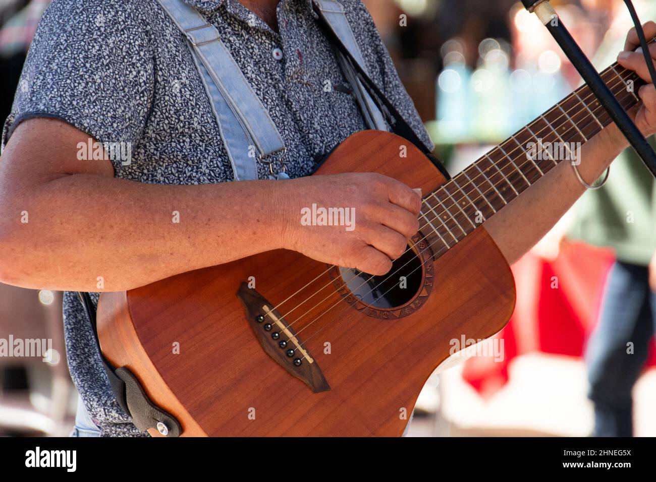 Persona che suona la chitarra immagini e fotografie stock ad alta