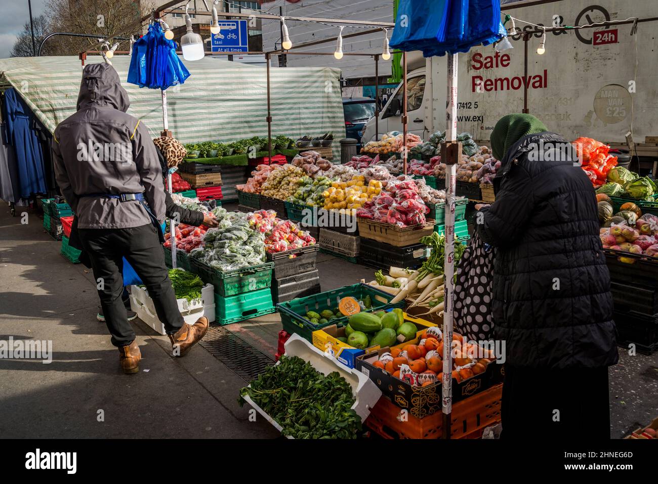 Whitechapel Road market, un mercato di strada all'aperto storico di Londra, Tower Hamlets, Londra, Regno Unito Foto Stock