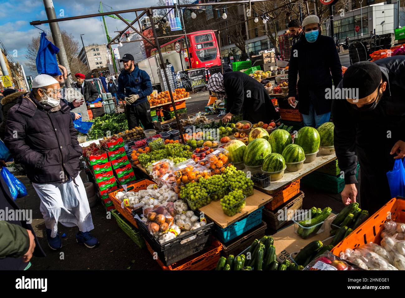 Whitechapel Road market, un mercato di strada all'aperto storico di Londra, Tower Hamlets, Londra, Regno Unito Foto Stock