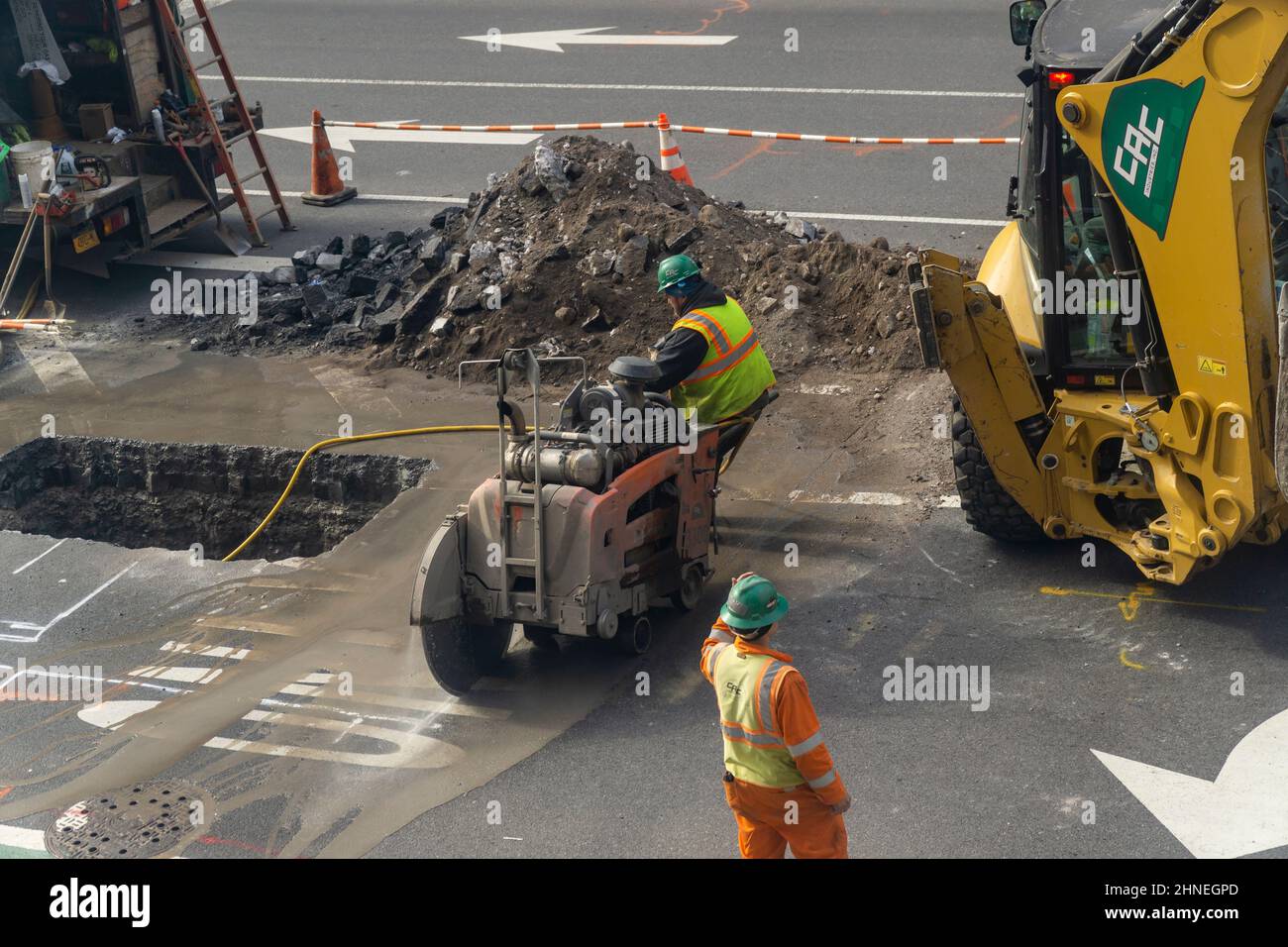 Lavori sotterranei su Ninth Avenue a Chelsea a New York Sabato 12 Febbraio 2022.(© Richard B. Levine) Foto Stock