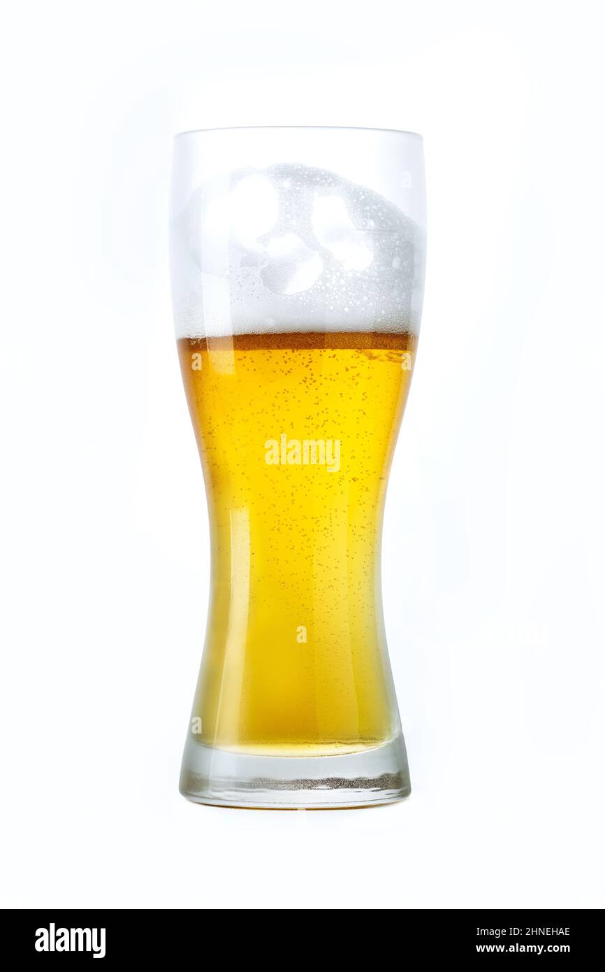 Mezzo bicchiere di birra pieno isolato su sfondo bianco. Foto Stock