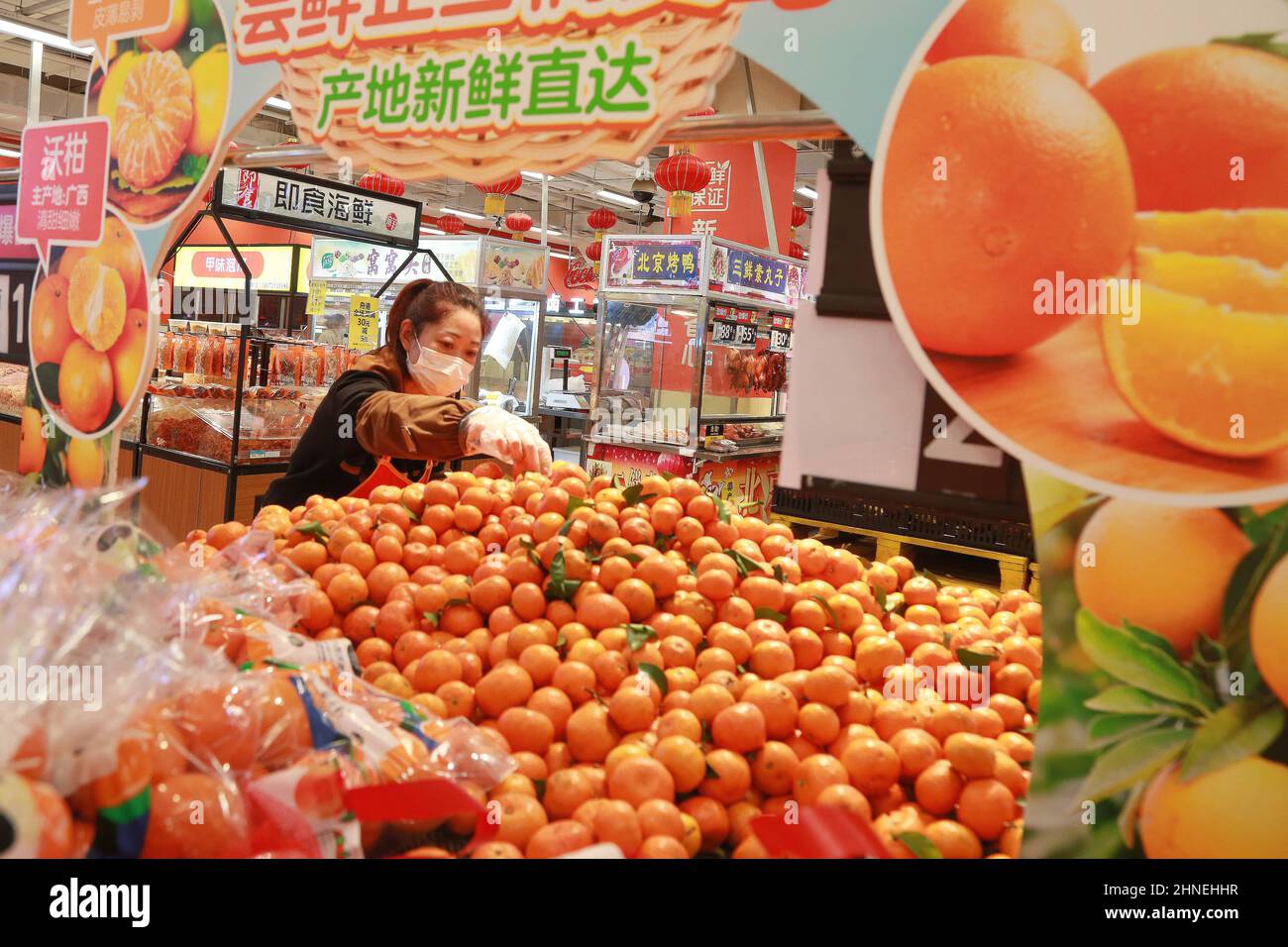 (220216) -- BIJIE, 16 febbraio 2022 (Xinhua) -- un membro del personale lavora in un supermercato a Bijie, nella provincia sudoccidentale di Guizhou, 16 febbraio 2022. L'inflazione cinese è stata ulteriormente domata in gennaio mentre i prezzi dei prodotti alimentari hanno visto un calo, mentre i ritiri dei prezzi nei settori del carbone e dell'acciaio hanno spinto l'inflazione delle fabbriche a moderare, dati ufficiali hanno mostrato Mercoledì. L'indice dei prezzi al consumo (CPI), un indicatore principale dell'inflazione, è aumentato del 0,9 per cento su anno in gennaio, giù dall'aumento del 1,5 per cento un mese fa, i dati dall'ufficio nazionale delle statistiche (NBS) hanno mostrato. (Foto di Wang Chunliang/Xinhua) Foto Stock