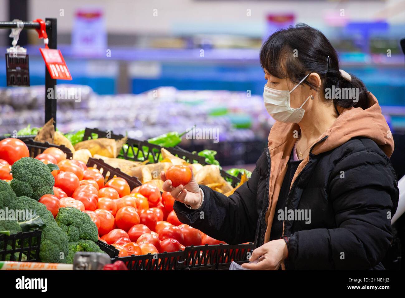 (220216) -- NANCHINO, 16 febbraio 2022 (Xinhua) -- un cliente mette a disposizione verdure in un supermercato a Nanchino, nella provincia di Jiangsu, nella Cina orientale, il 16 febbraio 2022. L'inflazione cinese è stata ulteriormente domata in gennaio mentre i prezzi dei prodotti alimentari hanno visto un calo, mentre i ritiri dei prezzi nei settori del carbone e dell'acciaio hanno spinto l'inflazione delle fabbriche a moderare, dati ufficiali hanno mostrato Mercoledì. L'indice dei prezzi al consumo (CPI), un indicatore principale dell'inflazione, è aumentato del 0,9 per cento su anno in gennaio, giù dall'aumento del 1,5 per cento un mese fa, i dati dall'ufficio nazionale delle statistiche (NBS) hanno mostrato. (Foto di su Yang/Xinhua) Foto Stock