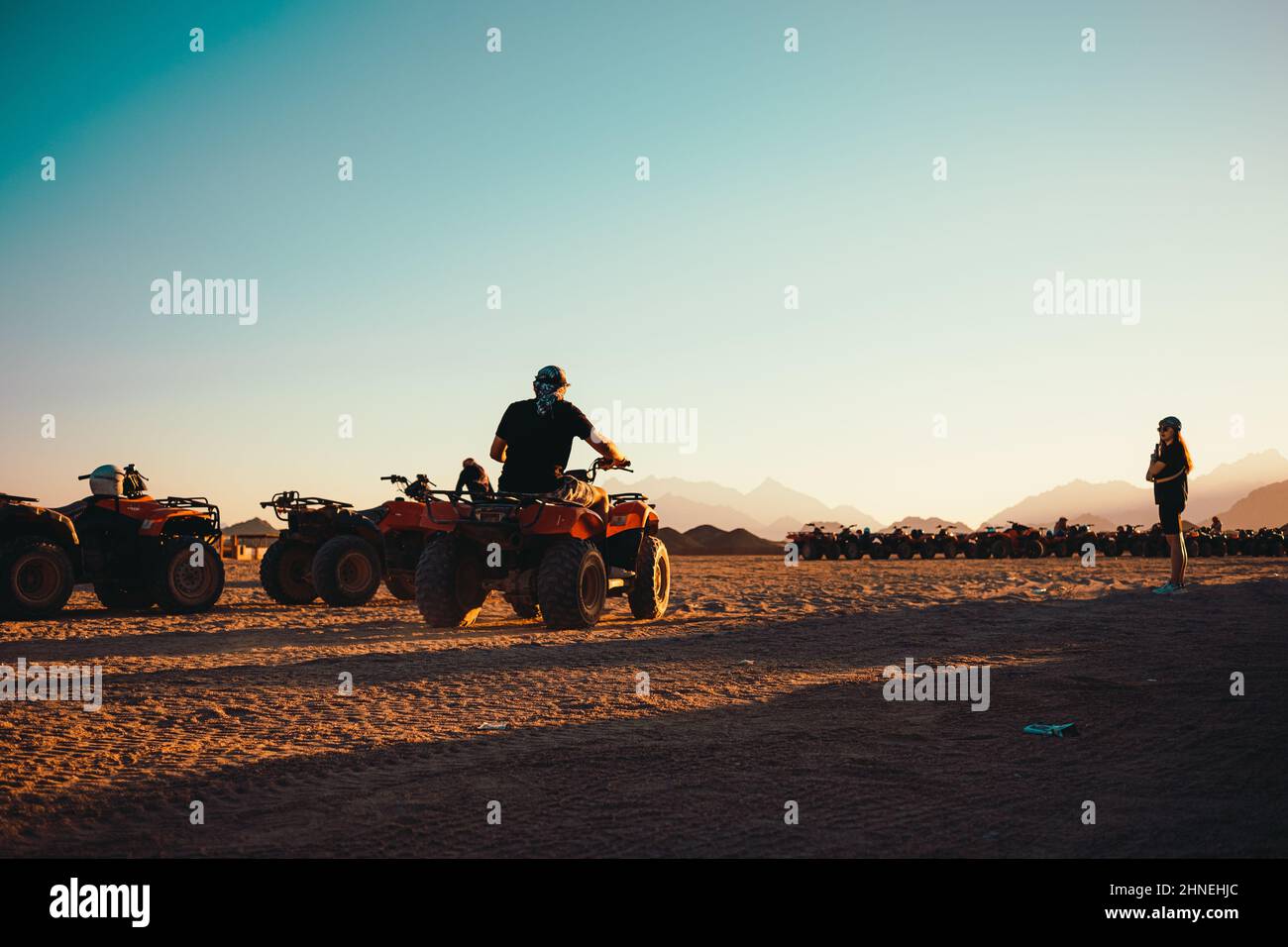 Hurghada Egitto Gennaio 2022 Vista di un uomo che guida via su una quad atv in mezzo a un deserto vicino hurghada. Fai un tour avventura fuoristrada Foto Stock