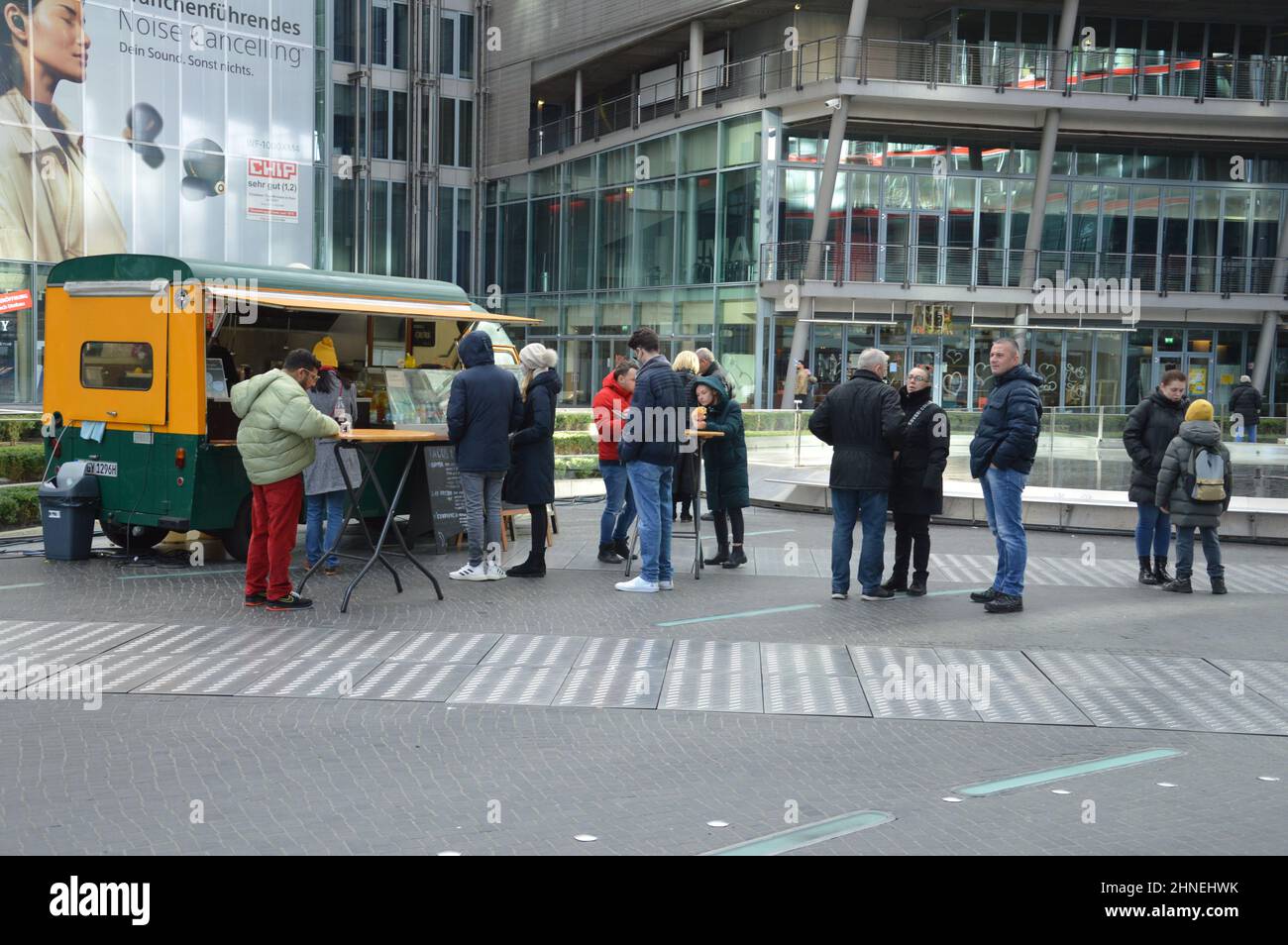 Food Truck al Sony Center di Potsdamer Platz, Berlino, Germania - Febbraio 2022. Foto Stock