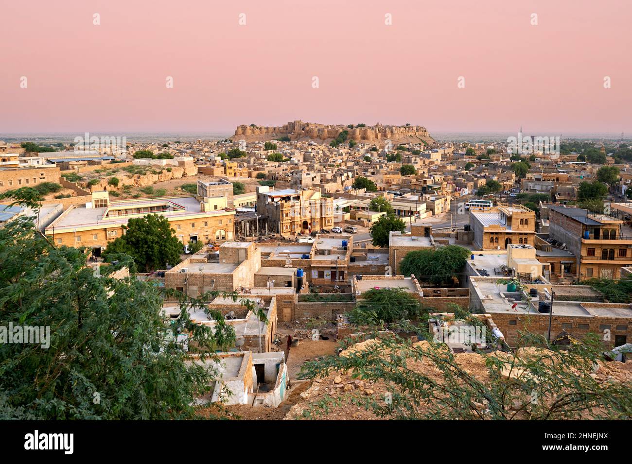 India Rajasthan jaisalmer. Paesaggio urbano da distanza al tramonto Foto Stock