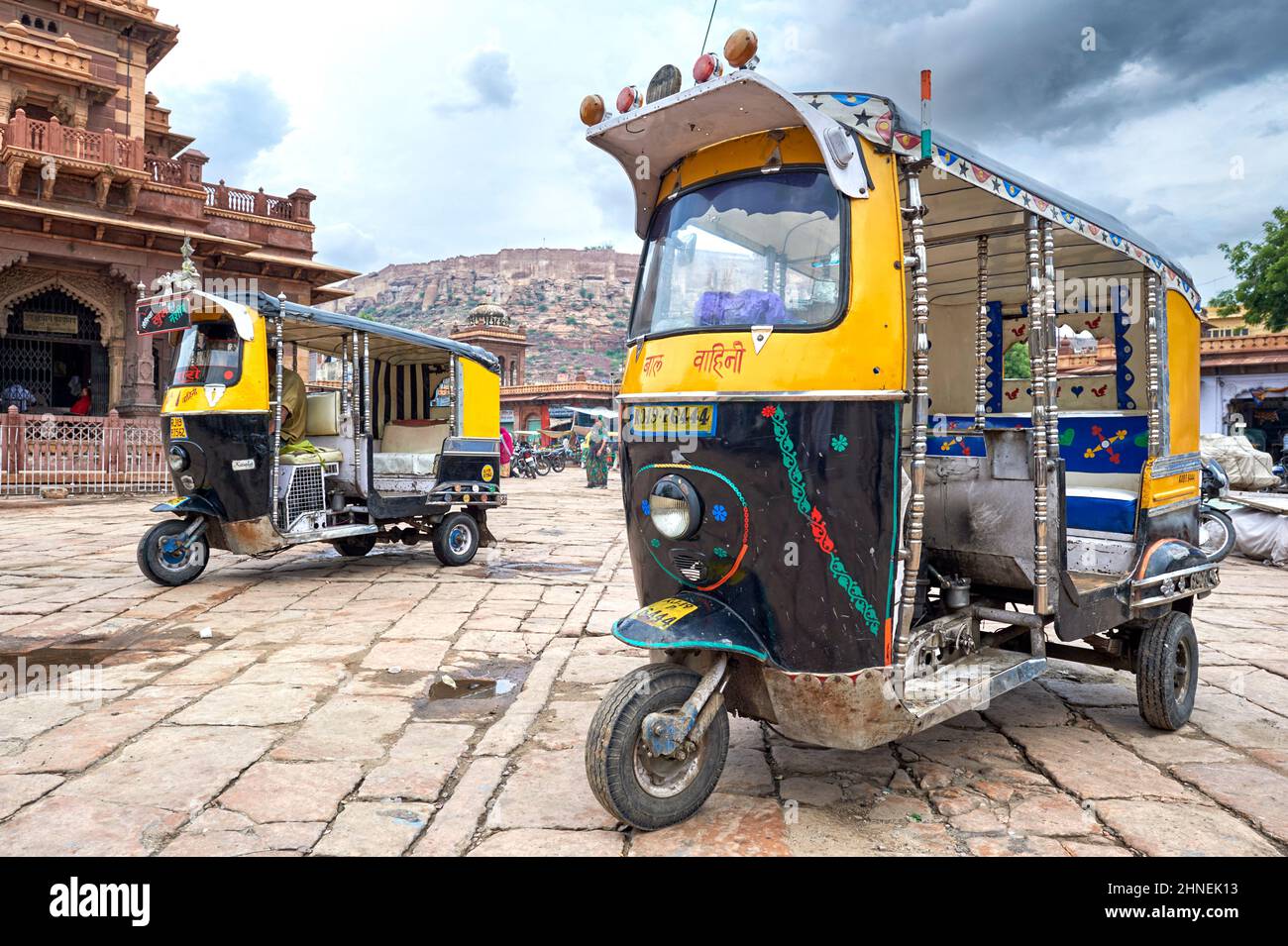 India Rajasthan Jodhpur. Sardar mercato Girdikot. Tuctuc Foto Stock