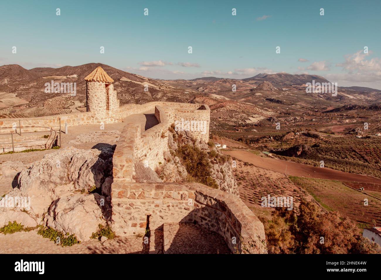 Agricoltura e oliveti paesaggio in Olvera vista dalle rovine del castello Foto Stock