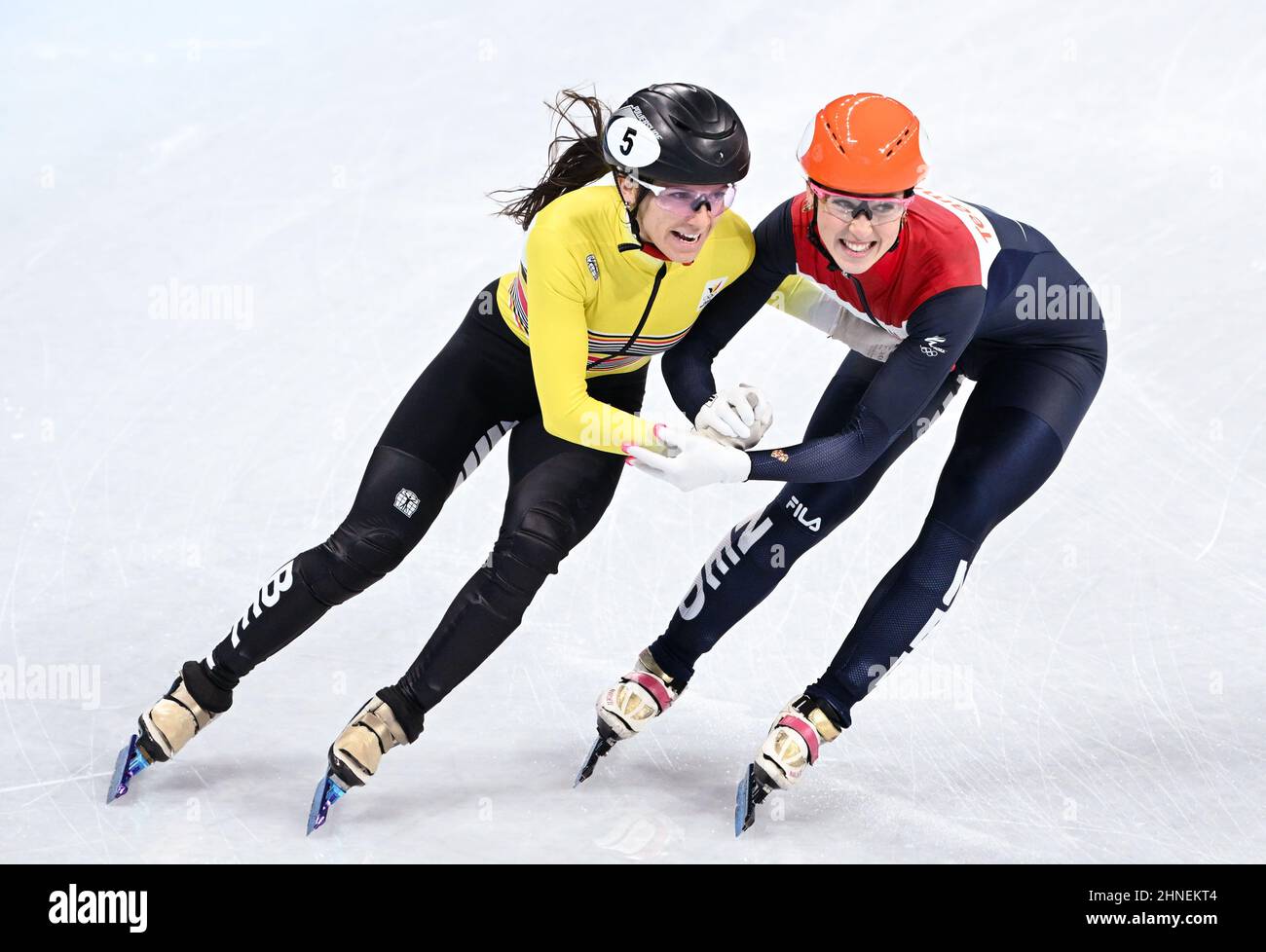 Pechino, Cina. 16th Feb 2022. Hanne Desmet (L) del Belgio e Suzanne Schulting dei Paesi Bassi reagiscono dopo la semifinale femminile del 1.500m di short track speed skating al Capital Indoor Stadium di Pechino, capitale della Cina, 16 febbraio 2022. Credit: JU Huanzong/Xinhua/Alamy Live News Foto Stock