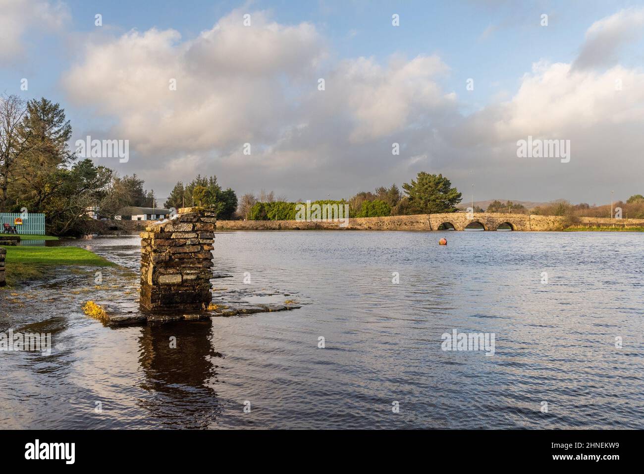 Ballydehob, West Cork, Irlanda. 16th Feb 2022. Storm Dudley ha colpito l'Irlanda oggi con 65KMH venti e raffiche fino a 110KMH. Il sole tramonta a Ballydehob dopo una giornata di venti di forza gelosa e pioggia intensa. Credit: AG News/Alamy Live News Foto Stock