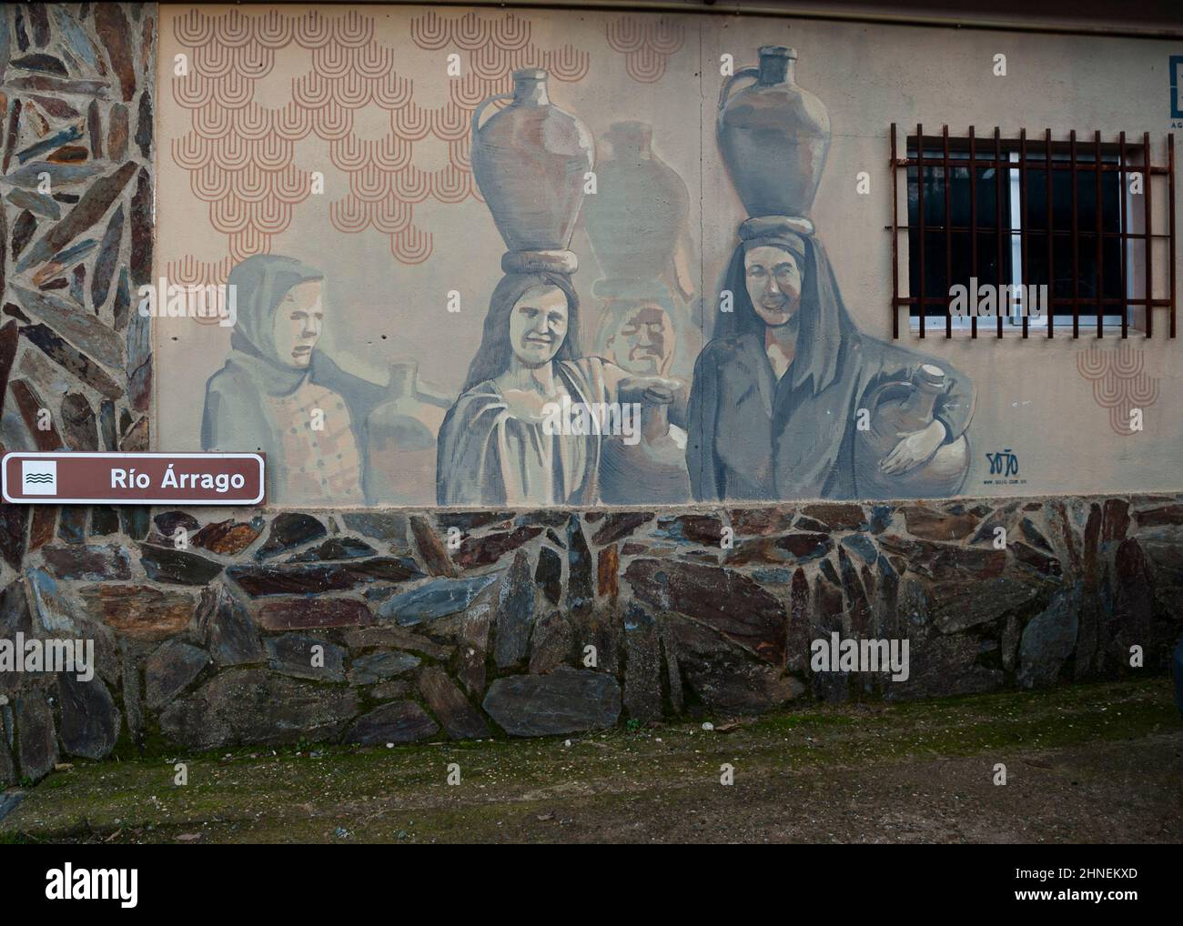 Murale a Robledillo de Gata, lavoro di Sojo, progetto Agua, donne che trasportano caraffe d'acqua sulle loro teste Foto Stock