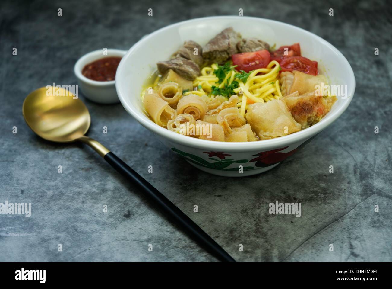 Soto mie Bogor, tradizionale zuppa di tagliatelle da Giava occidentale, Indonesia Foto Stock