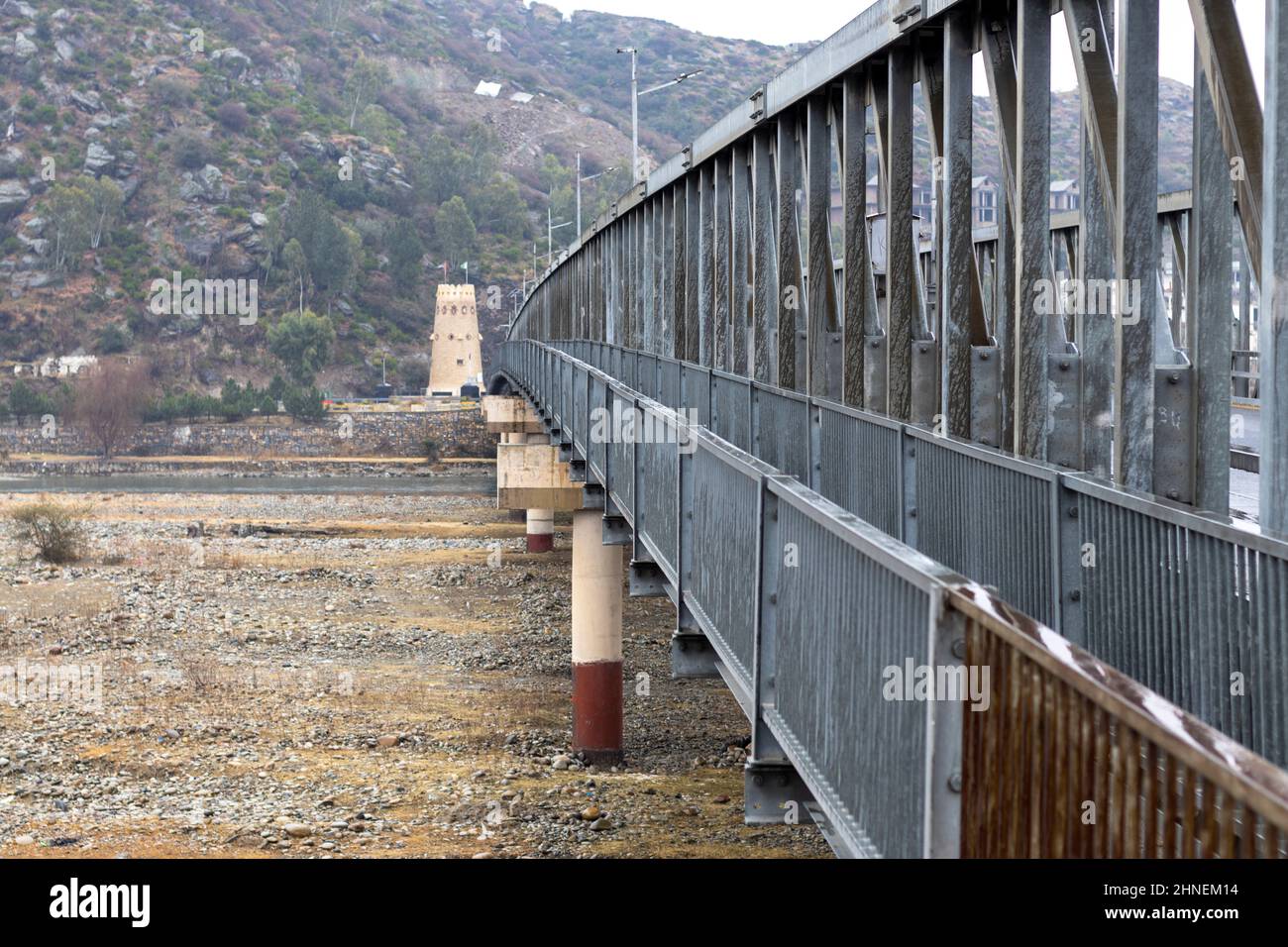 Ponte di acciaio su una valle di fiume Swat Foto Stock