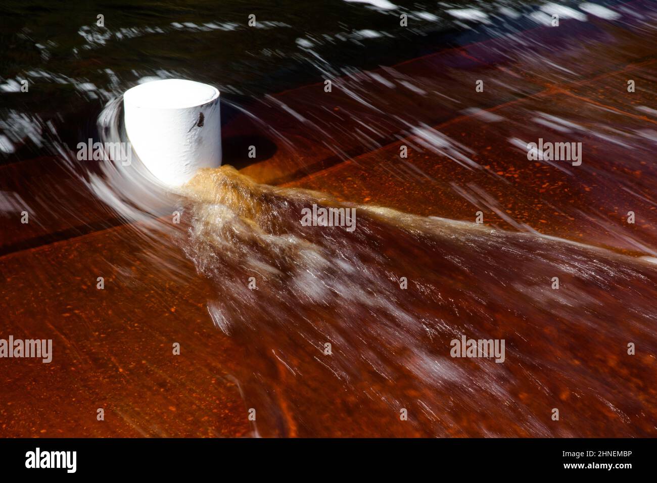 Modelli di acqua che precipita su ponte di acqua bassa Foto Stock