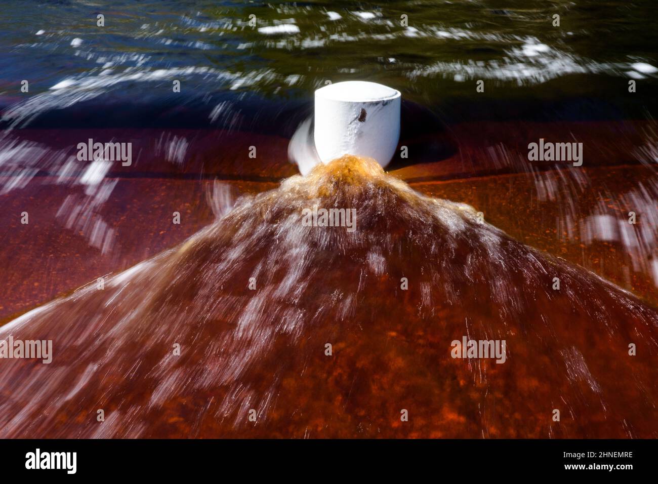 Modelli di acqua che precipita su ponte di acqua bassa Foto Stock