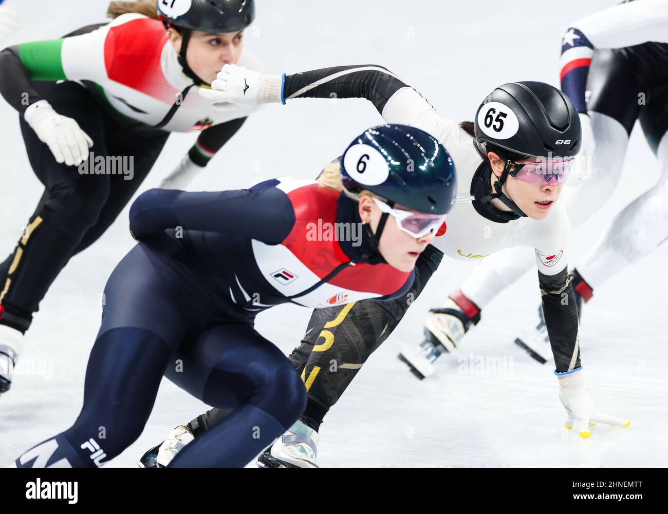 Pechino, Cina. 16th Feb 2022. Kikuchi Sumire (1st R) del Giappone compete durante il quarterfinale femminile del 1.500m di pattinaggio a velocità a corto circuito al Capital Indoor Stadium di Pechino, capitale della Cina, 16 febbraio 2022. Credit: LAN Hongguang/Xinhua/Alamy Live News Foto Stock