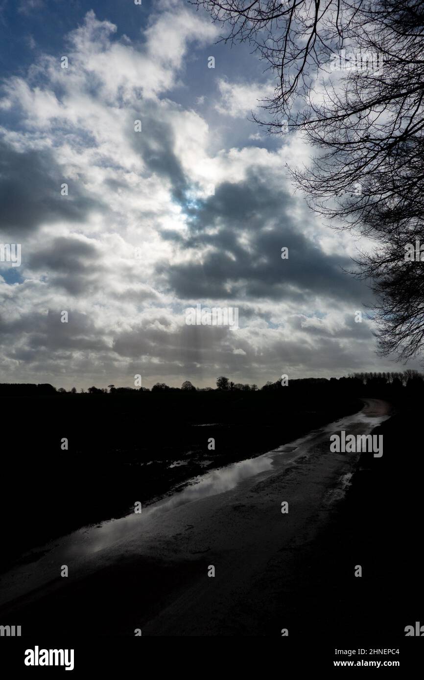 Country Lane, nuvole di pioggia scure Foto Stock
