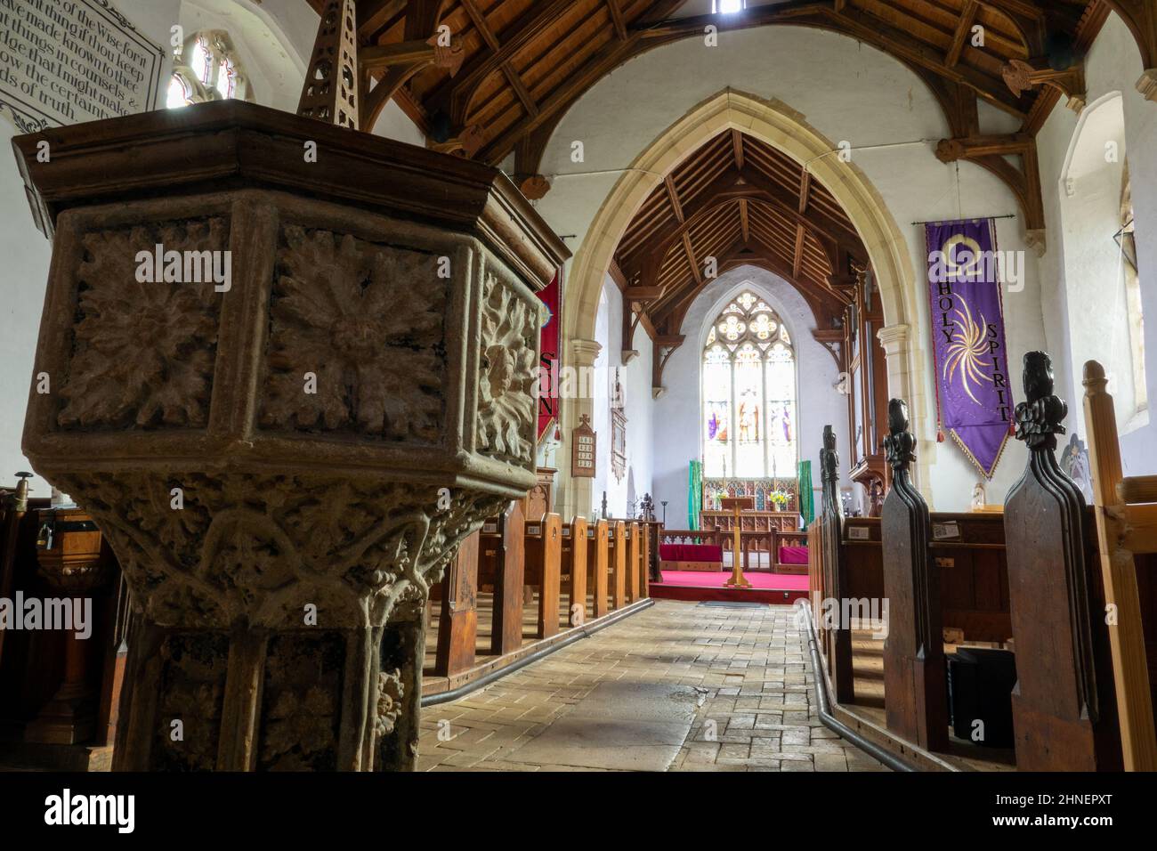 St Mary's Church, Tasburgh nave e Font Foto Stock