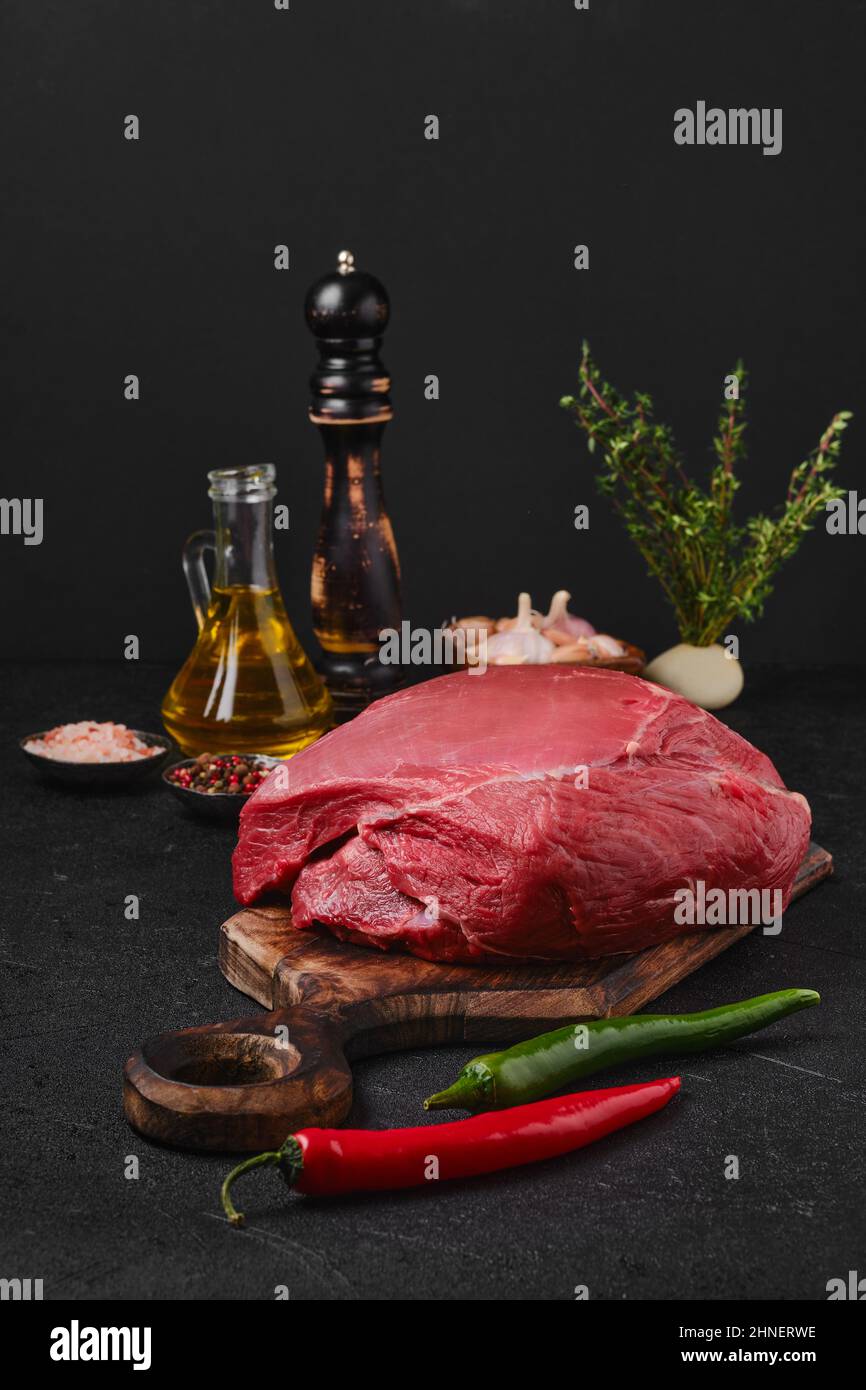 Carne rotonda di manzo crudo, intera sezione non tagliata Foto Stock