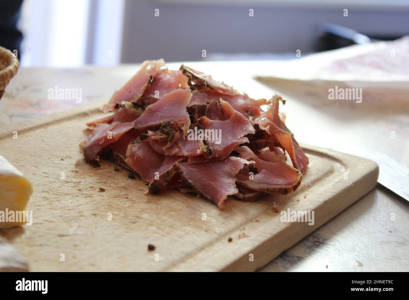 una mensola di legno con carne secca deliziosa e prosciutto da mangiare come tapas con vino in francia nel primo piano d'estate Foto Stock