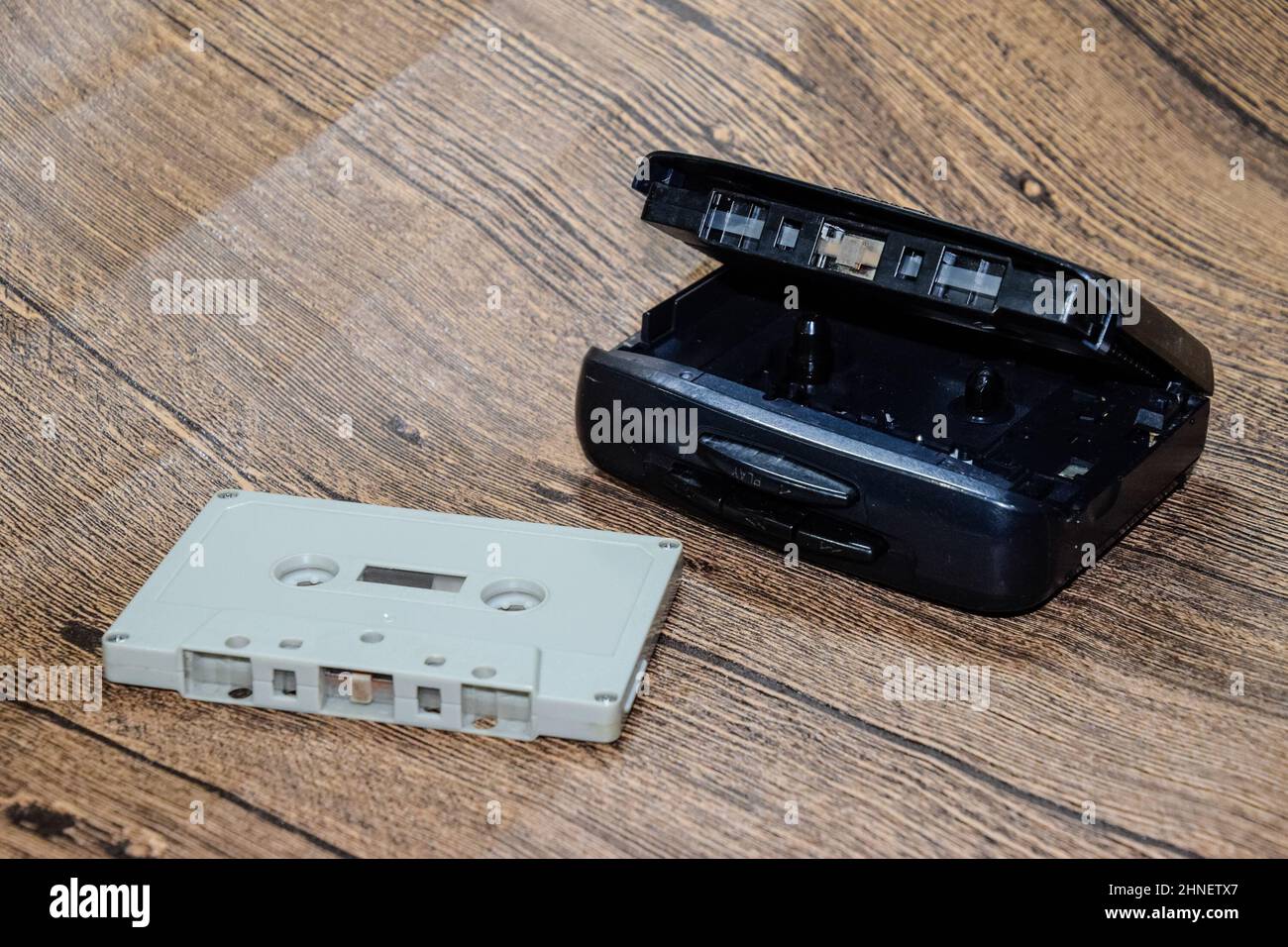Cassetta audio. Supporto per musica retrò, cassetta compatta per registratore a nastro. Cassette audio retro accanto a un lettore portatile per riprodurre cassette compatte. Foto Stock