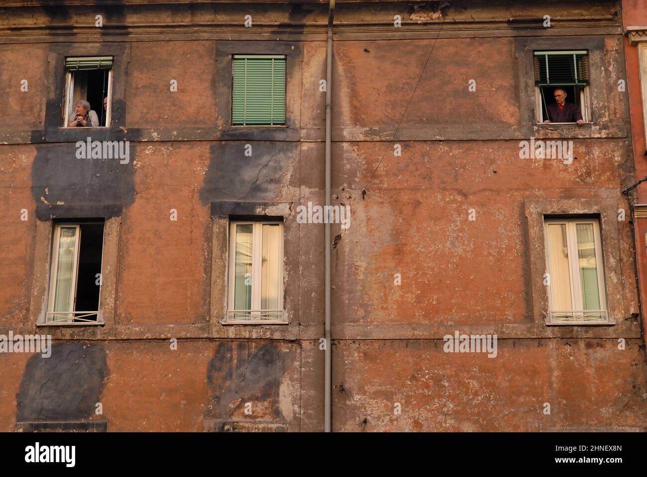 Roma, Italia 20/01/2007: Anziani che guardano dalle finestre di un edificio in via Merulana. © Andrea Sabbadini Foto Stock
