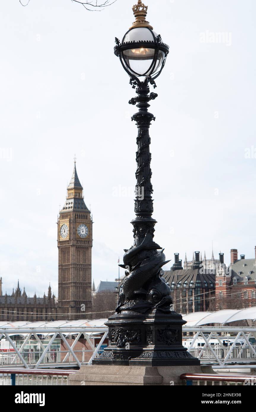 Bella lampada da strada a Westminster, Londra, con le grandi case del ben e del parlamento sullo sfondo. REGNO UNITO Foto Stock