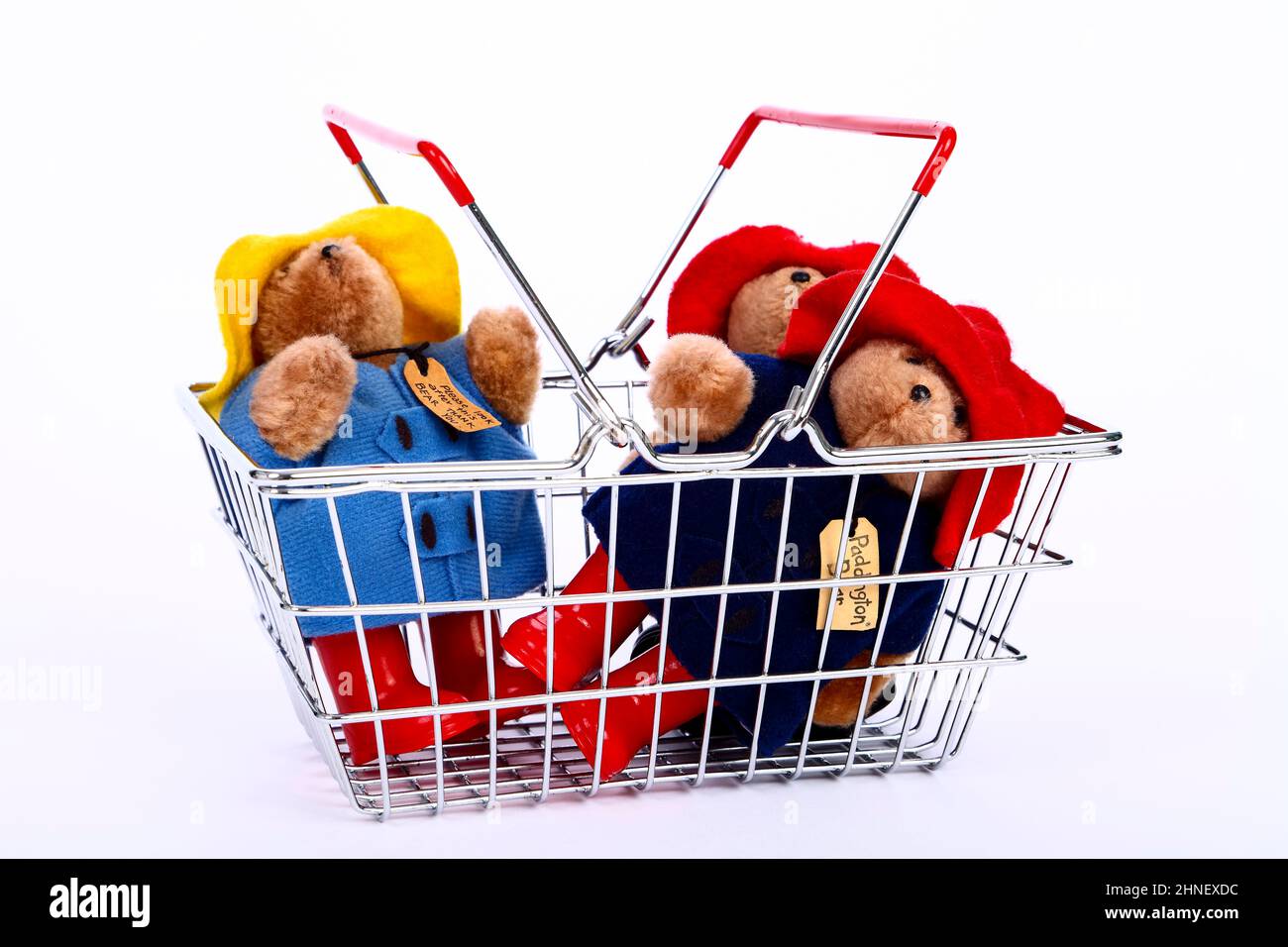 Tre paddington Bears si sono seduti in un cestino per lo shopping, concetto di shopping giocattolo, solo per uso editoriale Foto Stock