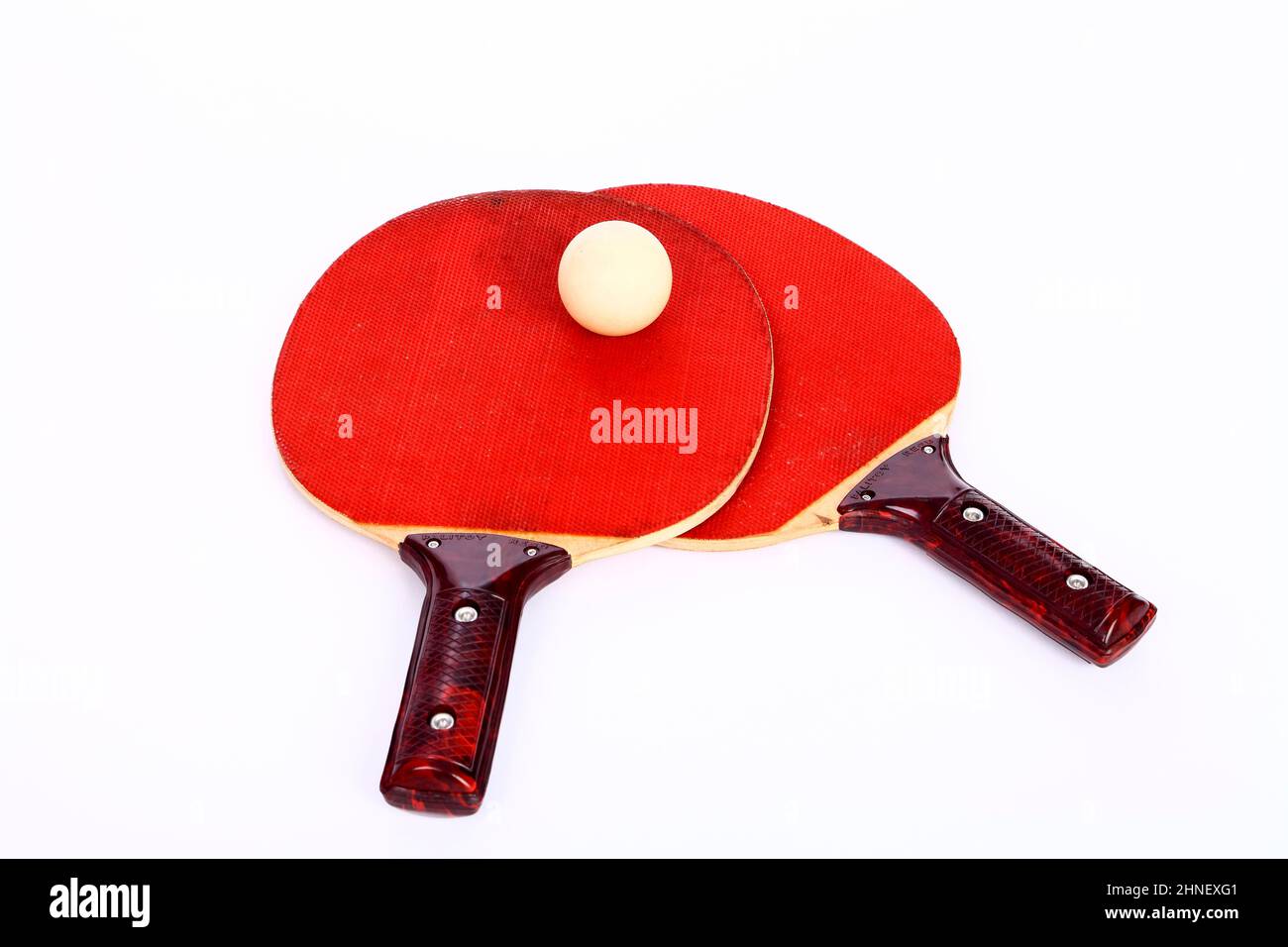 Pipistrelli di badminton vintage con marchio Palitoy e pallina da ping pong Foto Stock