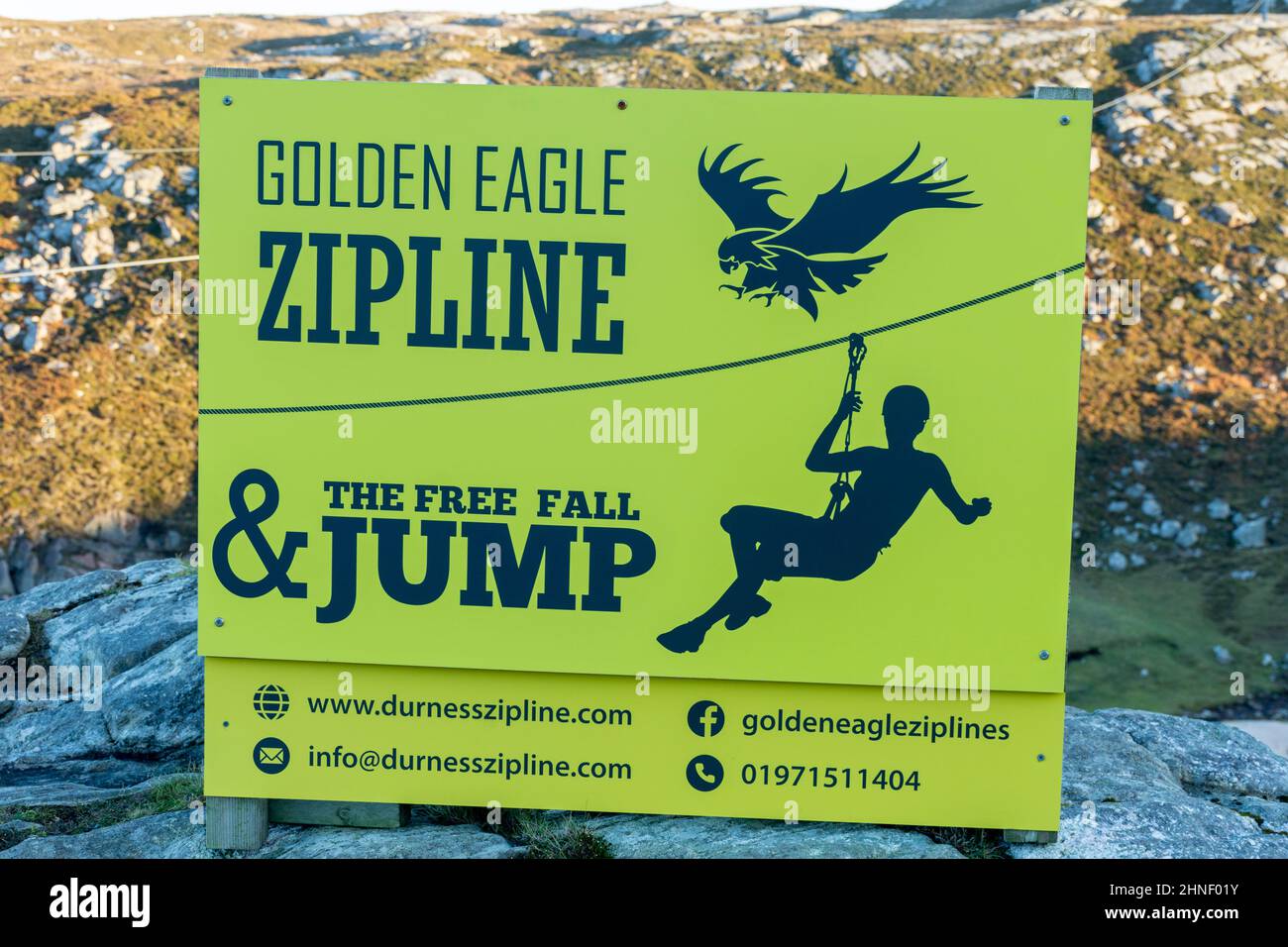 Insegna per la Golden Eagle Zipline a Ceannabeinne Beach vicino a Durness, Sutherland, Scozia, Regno Unito Foto Stock