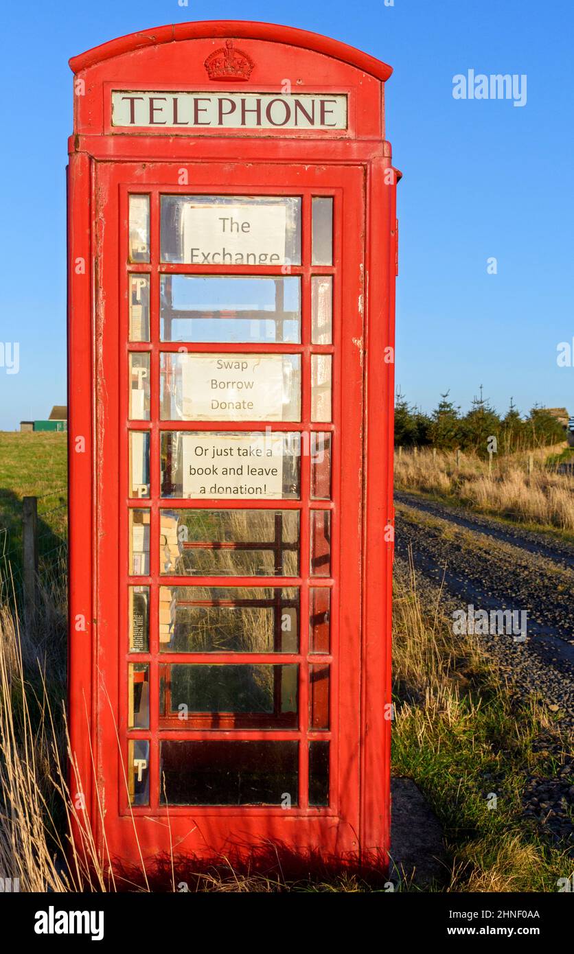 Lo scambio, precedentemente denominato Mark Book Kiosk, in un ex telefono BT. A Scarfskerry, Caithness, Scozia, Regno Unito Foto Stock