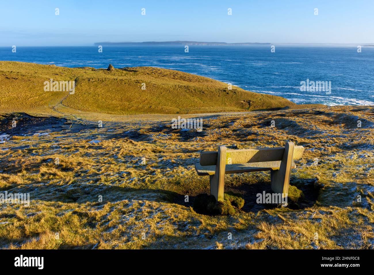 Dunnett Head da una sede in pietra a Holborn Head, Scrabbster, nei pressi di Thurso, Caithness, Scozia, REGNO UNITO. Foto Stock