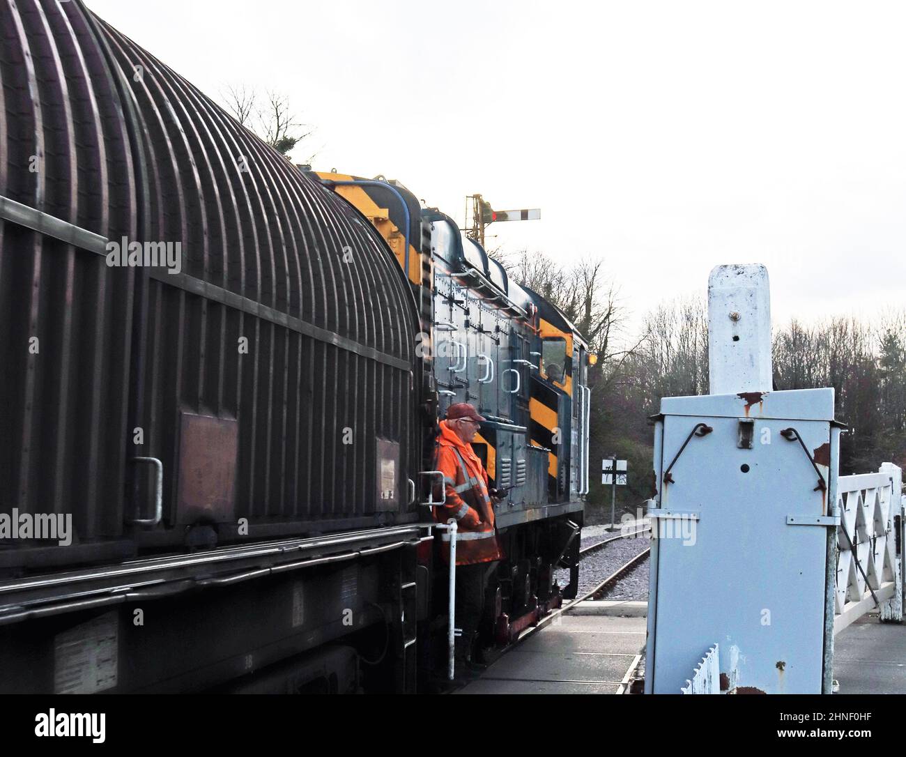 Diesel shunter 08 375 che porta carri d'acciaio caricati da Boston Docks alle unità di scambio a Sleaford sidings in Lincolnshire il 11,2.2022. Foto Stock