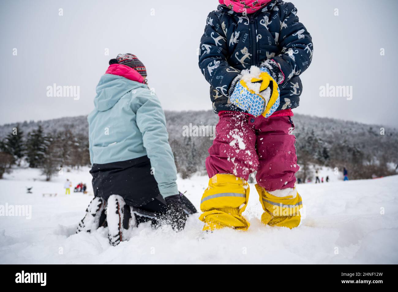 Madre e figlia divertirsi nella neve. Foto Stock