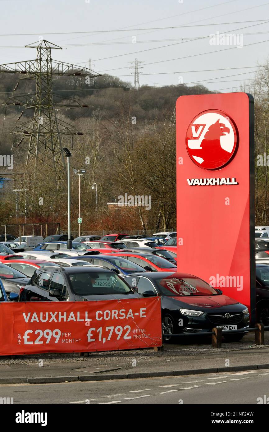Treforest, Galles - Febbraio 2022: Segno fuori di una concessionaria Vauxhall auto con auto usate in vendita parcheggiata sul piazzale garage Foto Stock