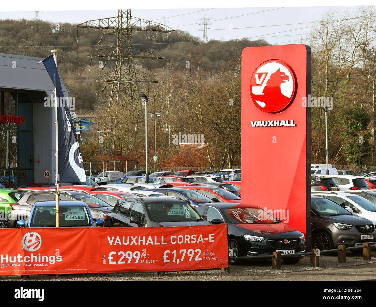 Treforest, Galles - Febbraio 2022: Segno fuori di una concessionaria Vauxhall auto con auto usate in vendita parcheggiata sul piazzale garage Foto Stock