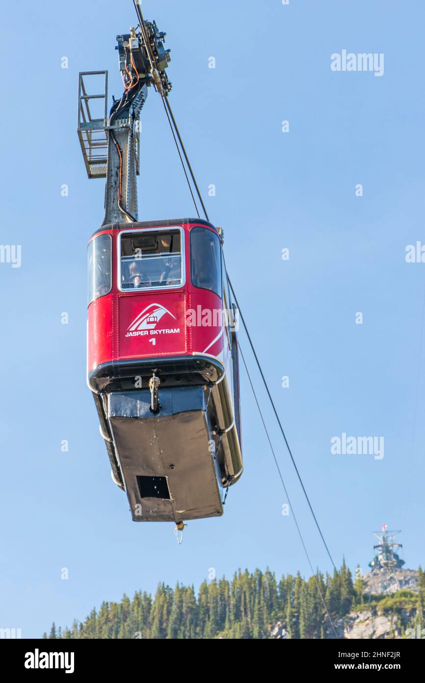 cabinovia jasper sky tram che arrampica la vetta dei fischiatori di montagna contro il cielo blu Foto Stock