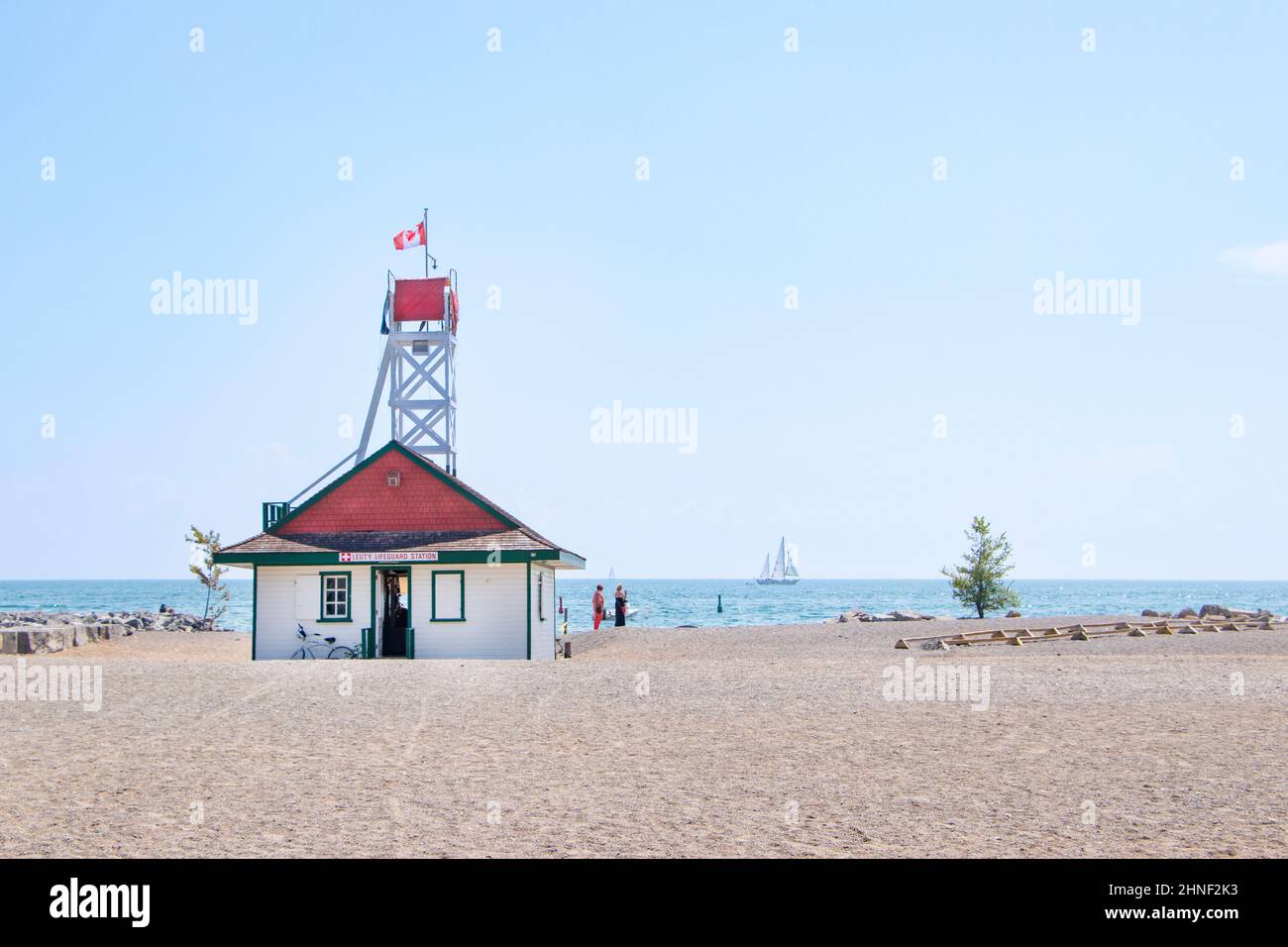 Stazione di salvataggio della guardia costiera e torre di osservazione sulla spiaggia del lago ontario a Toronto Canada Foto Stock