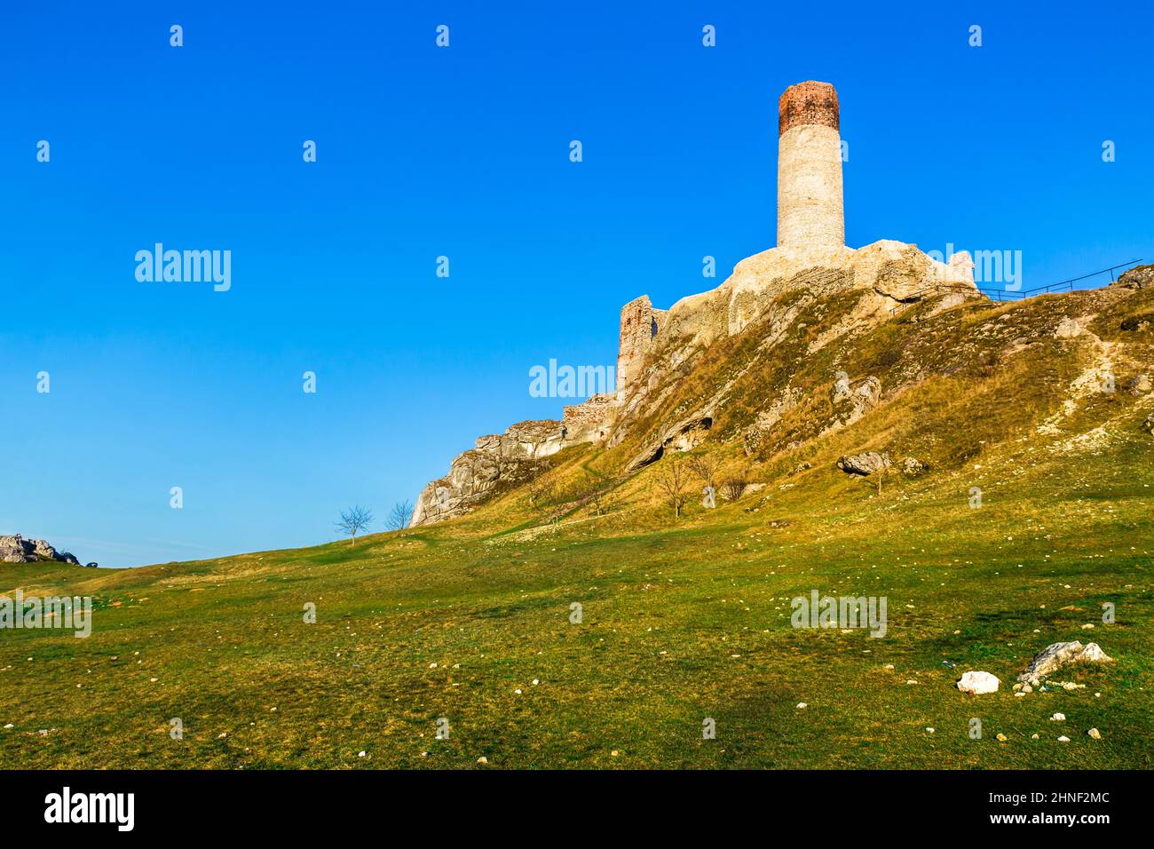 Rovine del castello reale medievale sulle rocce calcaree, Olsztyn, Slesia, Polonia. Cracovia-Czestochowa Upland, l'altopiano giurassico polacco Foto Stock