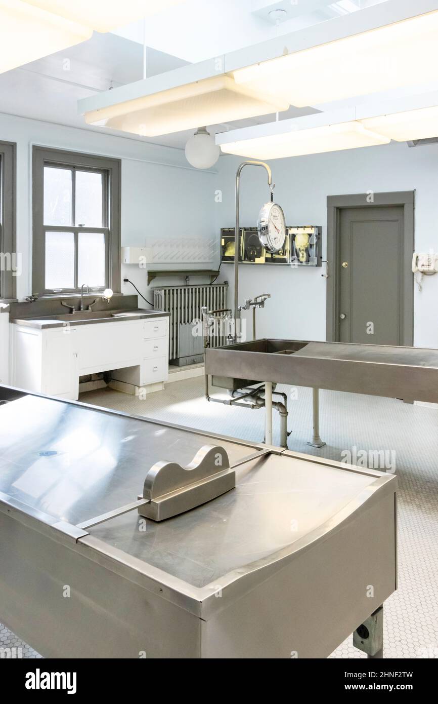 morgue o mortuario con tavoli clinici in acciaio inossidabile dove vengono eseguite le auotopsie Foto Stock