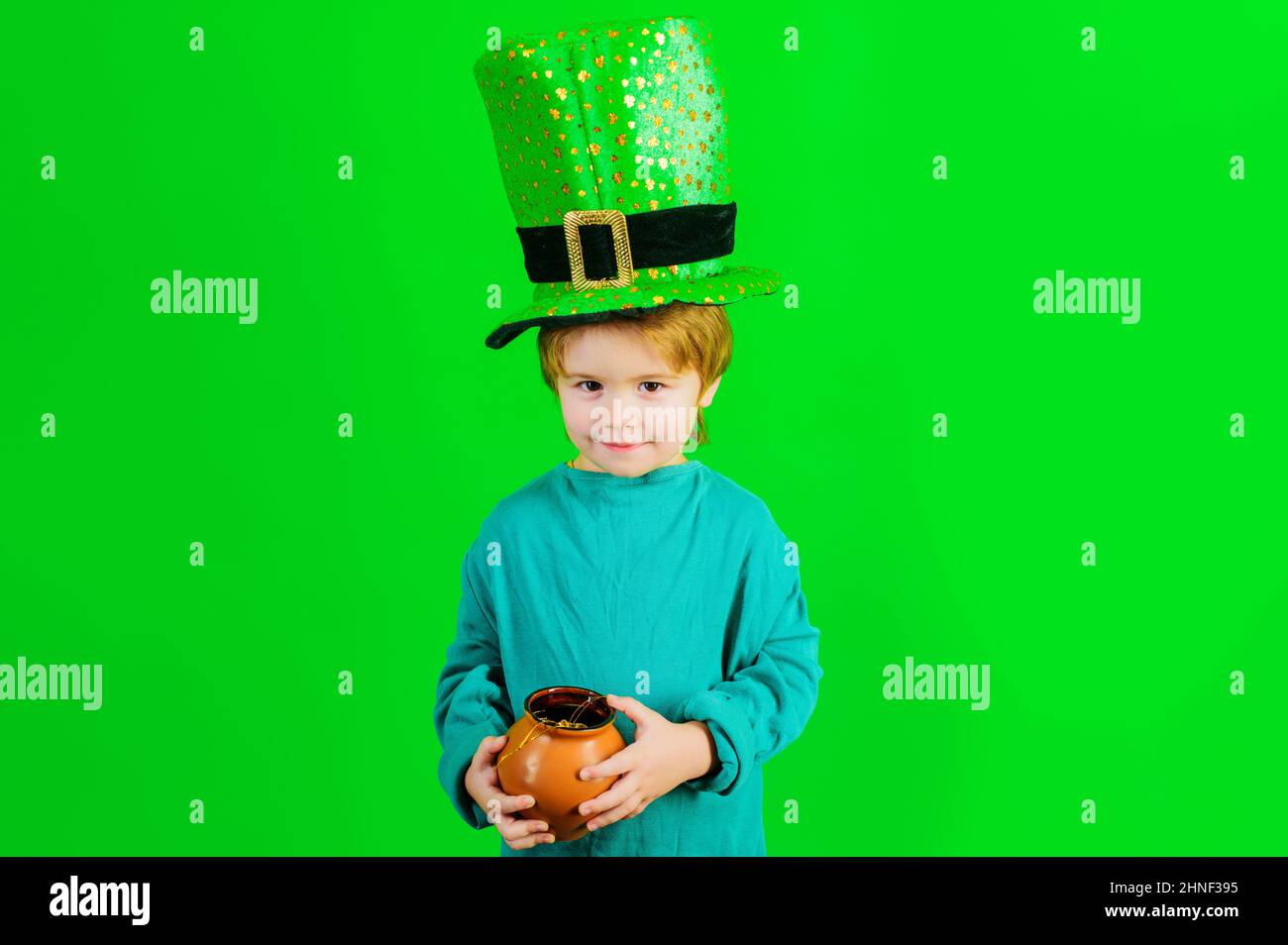 Giorno delle Patricks. Bambino in cappello verde con pentola d'oro. Tradizioni del giorno di San Patrizio. Vendita. Sconto. Foto Stock