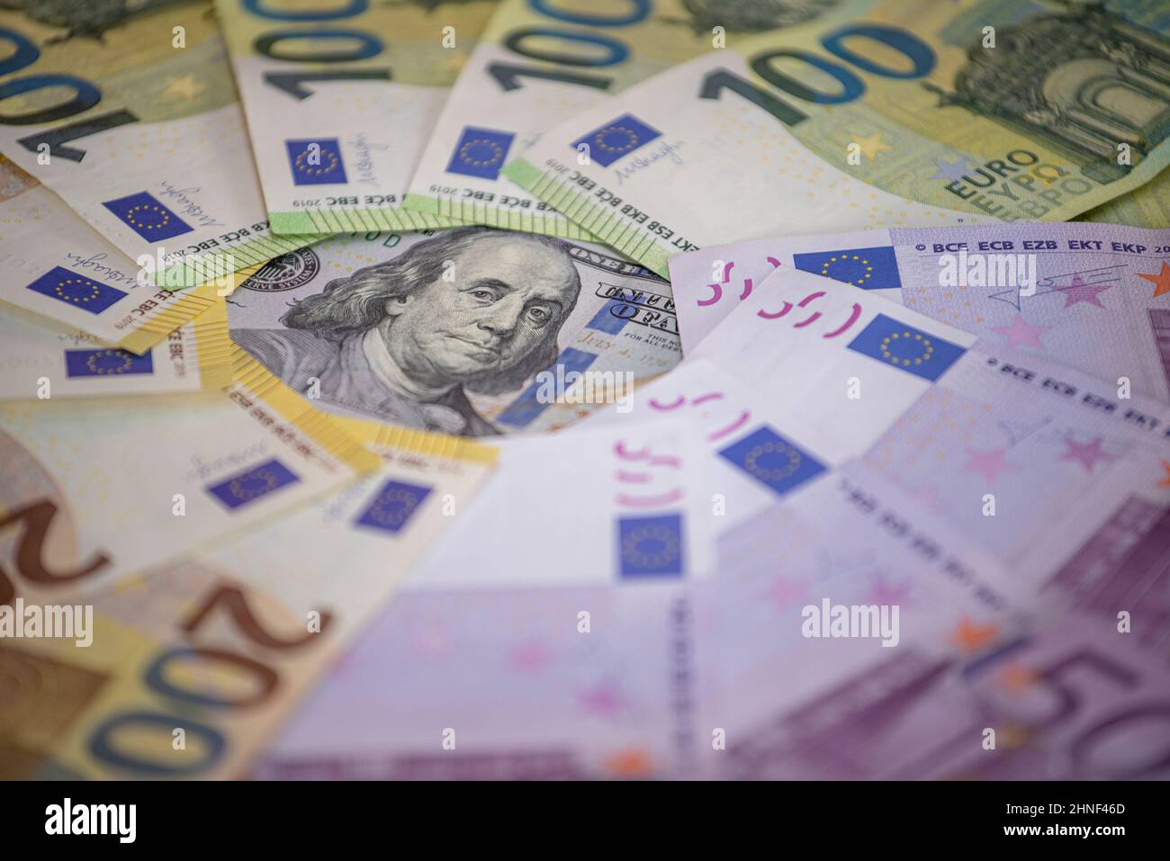 Predominio in euro, dollaro americano al centro di un cerchio di banconote  in euro, valuta in euro Foto stock - Alamy