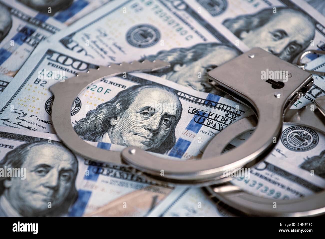 Dollari americani e manette, concetto di idee di corruzione, denaro sporco o crimini finanziari Foto Stock
