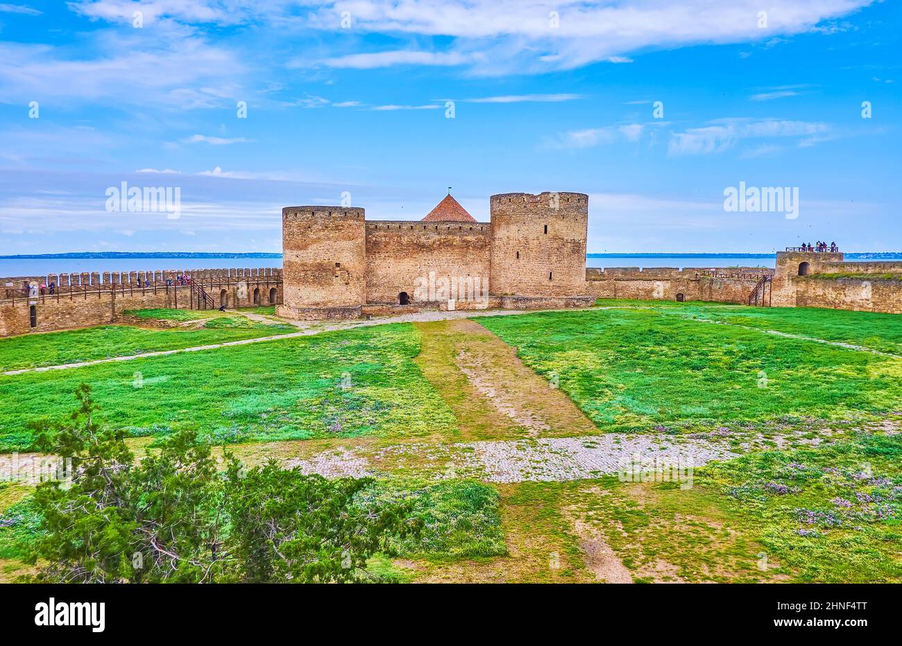 La vista dal bastardo sulla Cittadella di Akkerman Fortezza e il suo verde campo di parata, Bilhorod-Dnistrovskyi, Ucraina Foto Stock