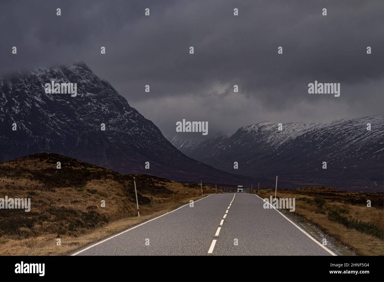Avvicinandosi a Glencoe in una giornata di tempesta. Foto Stock