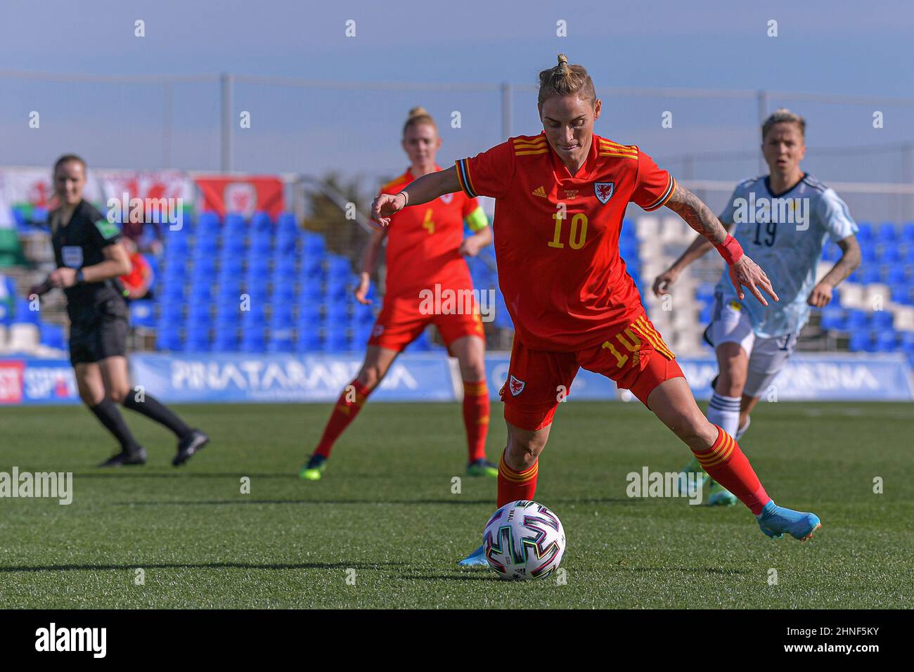 San Pedro del Pinatar, Spagna. 16th Feb 2022. Pinatar Arena Jessica Fishlock (10) del Galles, durante una partita di calcio femminile amichevole delle squadre nazionali del Galles e della Scozia nelle quarti di finale della Pinatar Cup a San Pedro del Pinatar, Spagna, mercoledì 16 febbraio 2022. La Pinatar Cup è un torneo amichevole in preparazione della UEFA Women's EURO 2022 nel mese di luglio. Foto SPORTPIX | STIJN AUDOOREN CALCIO DONNE SPAGNA FIAMME ROSSE PINATAR CUP Stijn Audooren credito: SPP Sport Press Foto. /Alamy Live News Foto Stock